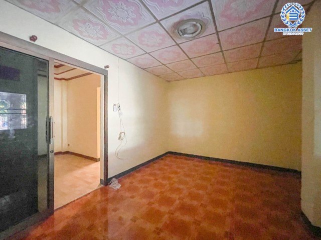 *****บ้านเดี่ยวมือสองย่านนนทบุรี ม.บัวทองธานี กาญจนาภิเษก เนื้อที่กว้างขวางมากถึง 60 ตร.ว. ฟังก์ชัน 4 ห้องนอน 2 ห้องน้ำ ที่จอดรถ 2 คัน บ้านเดี่ยวมีเรือนรับรอง สภาพสวยพร้อมเข้าอยู่ บนทำเลแห่งการเดินทาง ใกล้รถไฟฟ้าสายสีม่วง "สถานีคลองบางไผ่" เชื่อมต่อถนนบางกรวย-ไทรน้อย, ถนนกาญจนาภิเษก, ถนนชัยพฤกษ์ จองเลย!